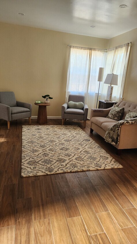 Foto principal - 2320 Cerritos Ave