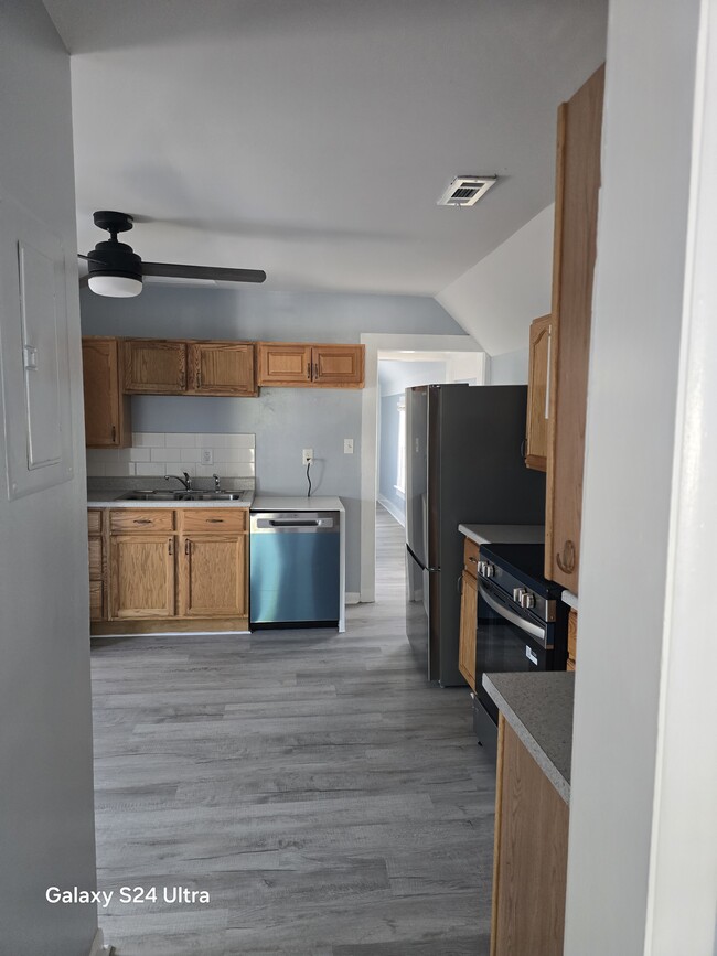Building Photo - BEAUTIFULLY RENOVATED 2 BEDROOMS WITH BALCONY
