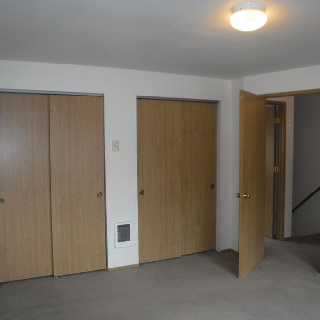 Building Photo - Lower Level 2 Bed/1 Bath Apartment Near St...