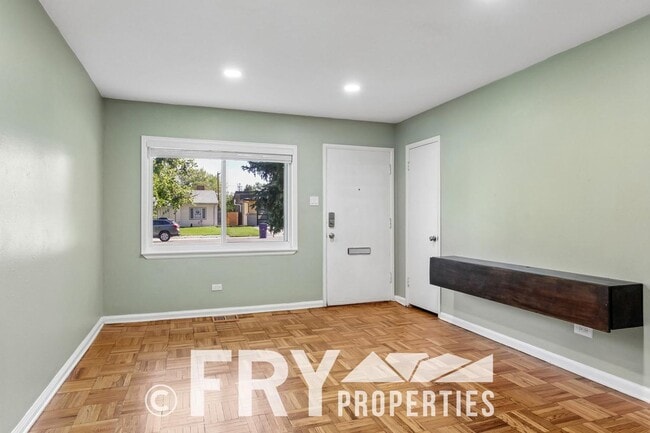 Building Photo - Charming University Hills Home with Oversized 2-Car Garage & Private Backyard