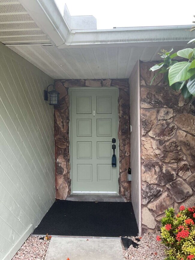 Foto del edificio - Charming 3-Bedroom Oasis with 2 Full Baths...