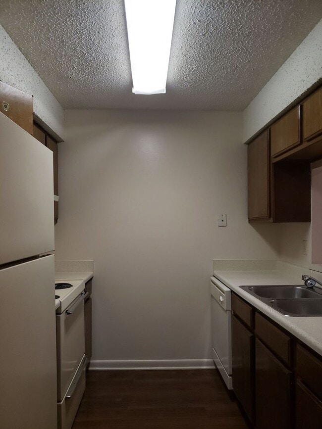 Building Photo - 1 Bedroom, 1.5 Bath Townhouse