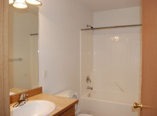 Foto del edificio - 4 bed 2 bath multi-level in Central CDA ( new carpet)