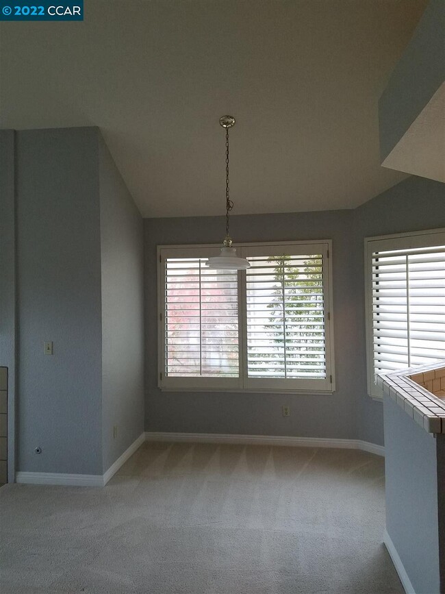 Building Photo - 3065 Lakemont Dr