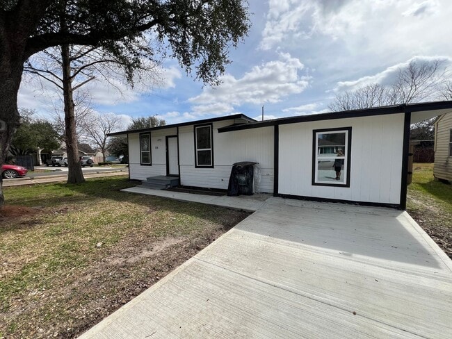 Building Photo - BEAUTIFUL HOME IN HOUSTON. MOVE IN READY!.