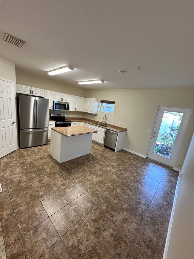 Large Kitchen with Island - 5314 Terraza Ct