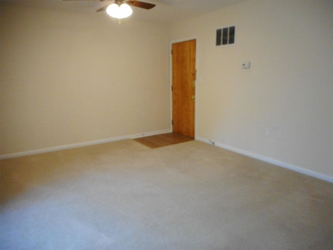Building Photo - 903 Quarry Rd