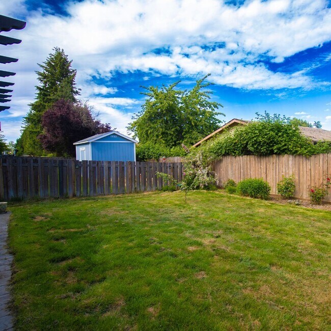 Building Photo - Beautiful 4 Bedroom + 2 Car Garage!