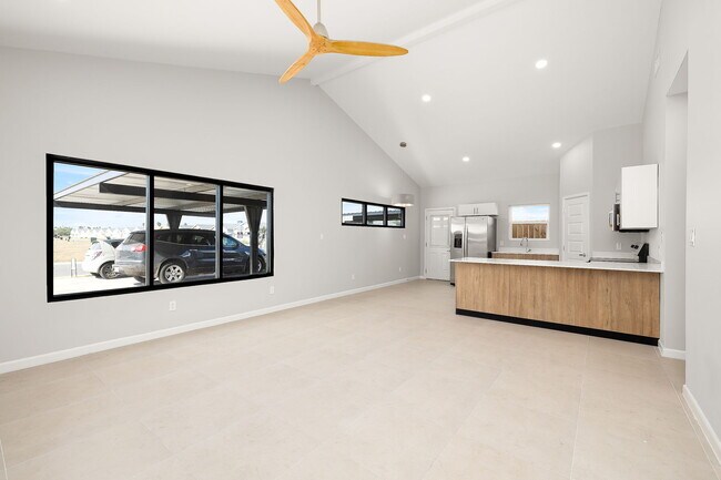 Foto del edificio - 412 Sparrow Rd