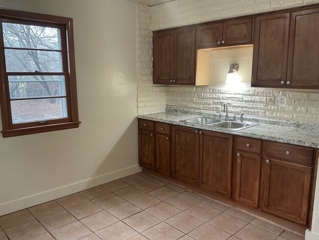 Building Photo - 4 Bedroom Single Family Home