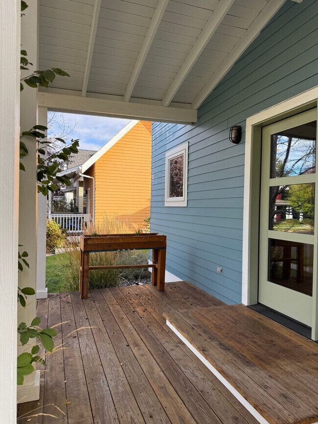 Foto del edificio - A Lovely Westside Single Family Home in the Desirable Valley West Subdivision