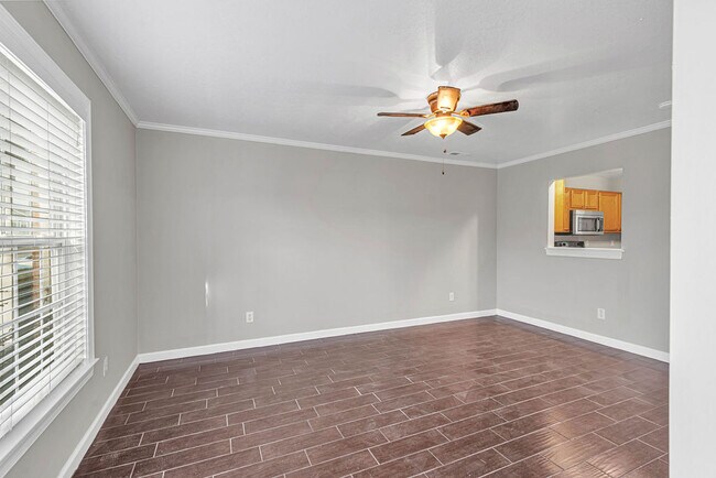 Foto del edificio - 300 Streamwood Dr
