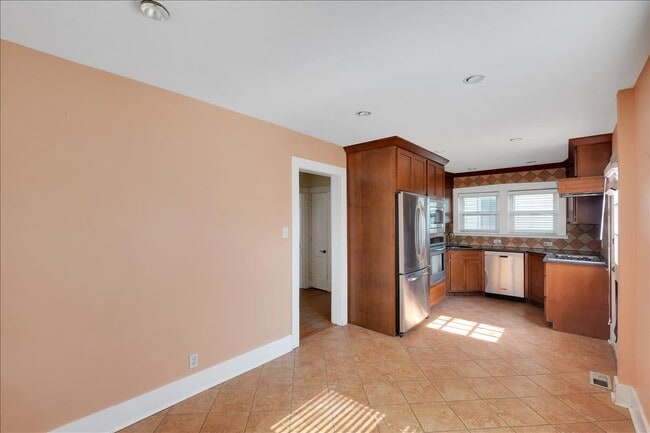 Cocina grande actualizada - 614 Merwin Ave