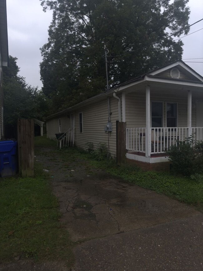Building Photo - Modern 2-Bedroom Apartment Near Downtown