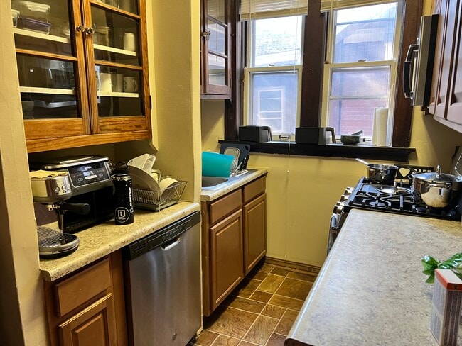 kitchen - 2516 Bellevue Ave