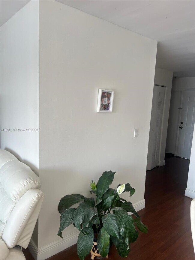 Foto del edificio - 9351 Fontainebleau Blvd