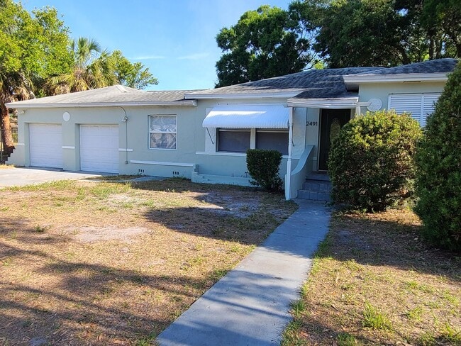 Foto del edificio - Stunning Corner-Lot Rental: 4BR/2BA with Courtyard