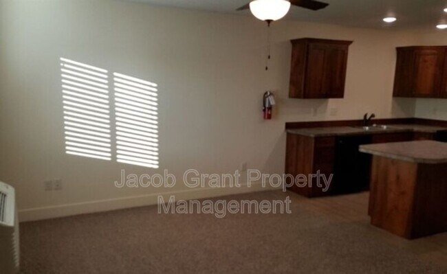Foto del edificio - 882 Everett Pl