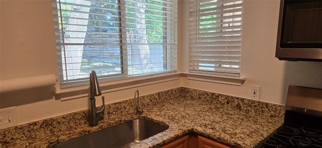 Foto del edificio - 5101 Meadow Creek Cove