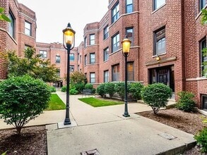 Building Photo - 903 W Cornelia Ave