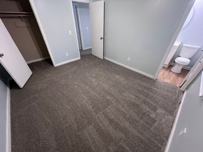 Foto del edificio - Move In Ready Spacious & Beautiful 3 Bedroom Duplex Unit Available!!!