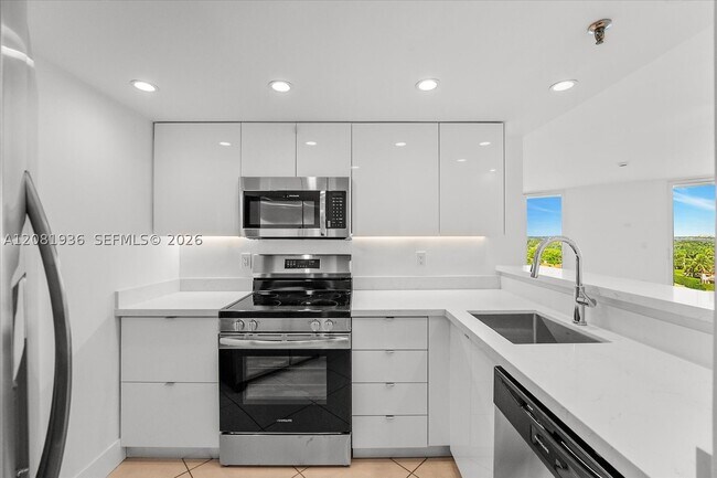 Foto del edificio - 5880 Collins Ave