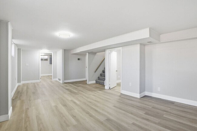 Foto del edificio - Spacious 3-Bed Home with Finished Basement and Extra Room