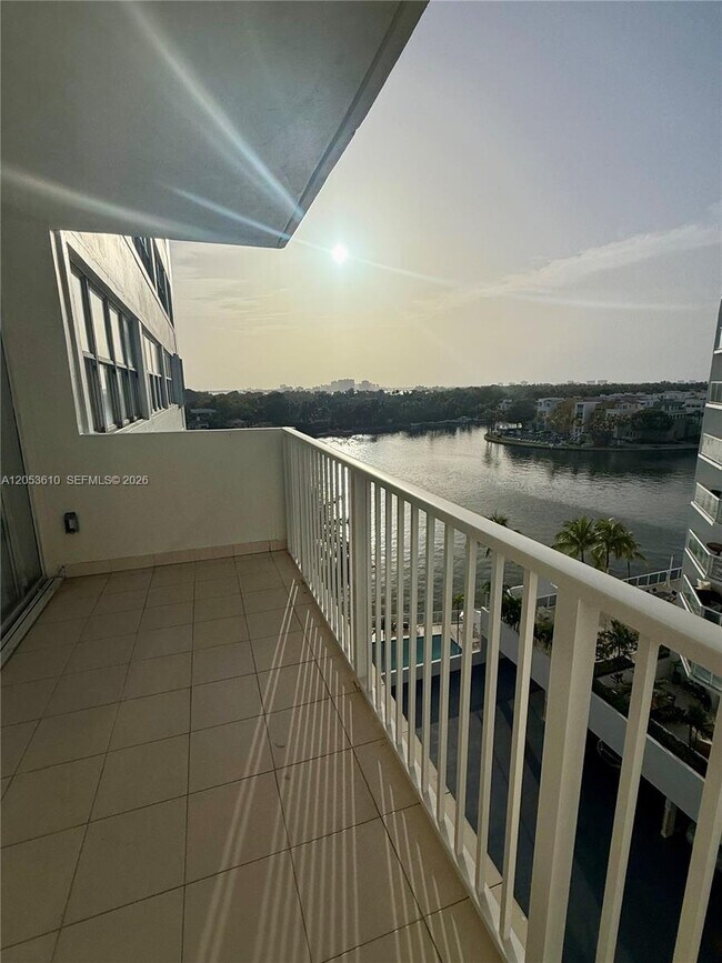 Foto del edificio - 5838 Collins Ave