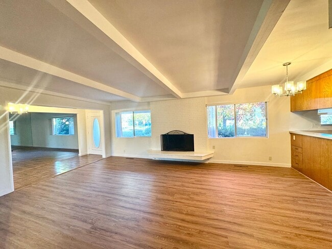 Foto del edificio - Beautiful newly renovated 4 Bedroom, 3 Bath Pool home in North Tustin