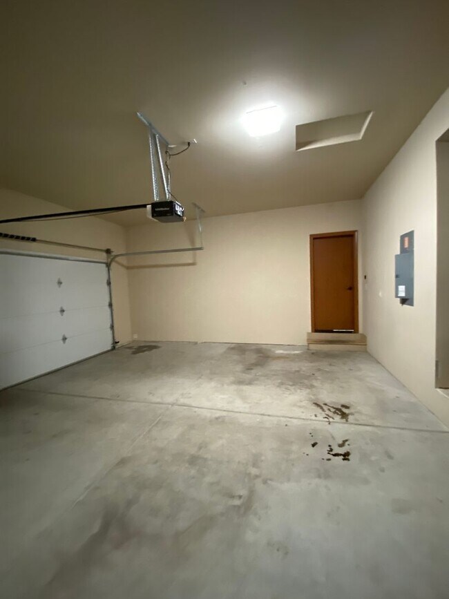 Building Photo - 3005 Swan Ave