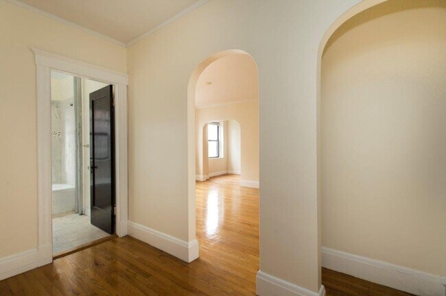 Building Photo - One Month Rent-Free, No Brokers Fee, Heat, Hot Water Included, Gym, Laundry Facility, Elevator in...