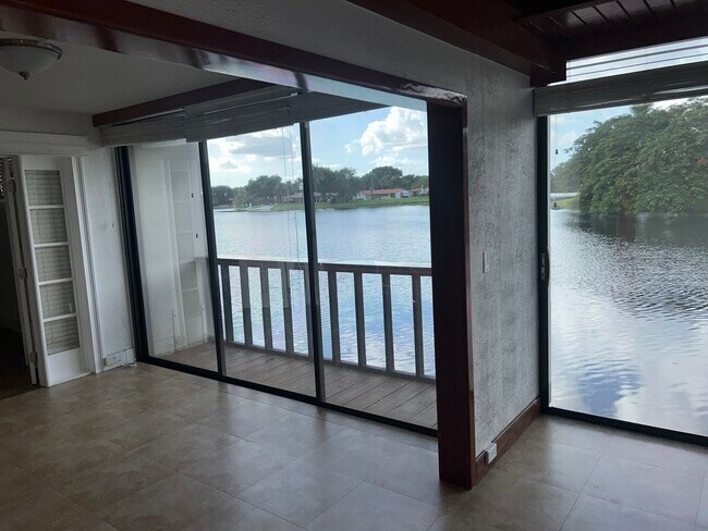 Foto del edificio - 6614 Miami Lakes Dr