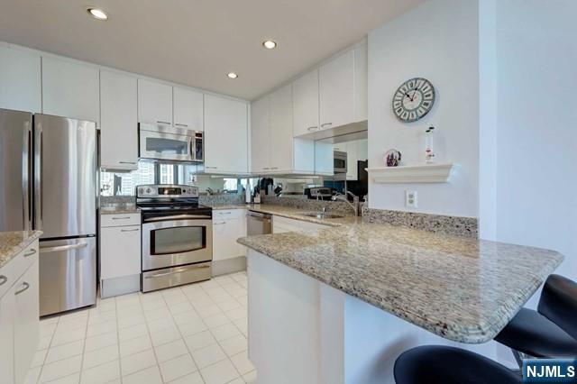 Building Photo - 100 Carlyle Dr