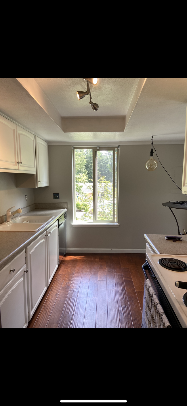 Kitchen that leads to deck - 4635 W Lake Sammamish Pky SE