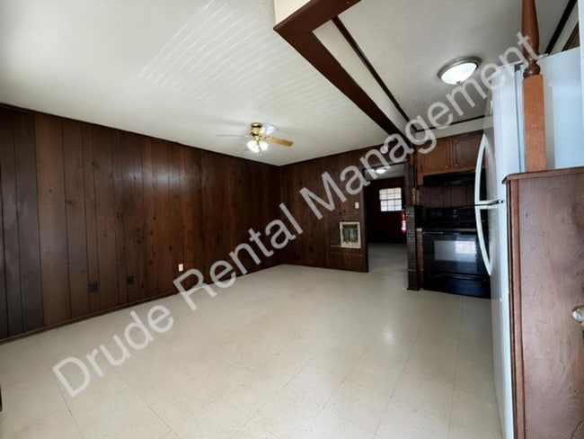 Building Photo - 42185 Deborah Dr