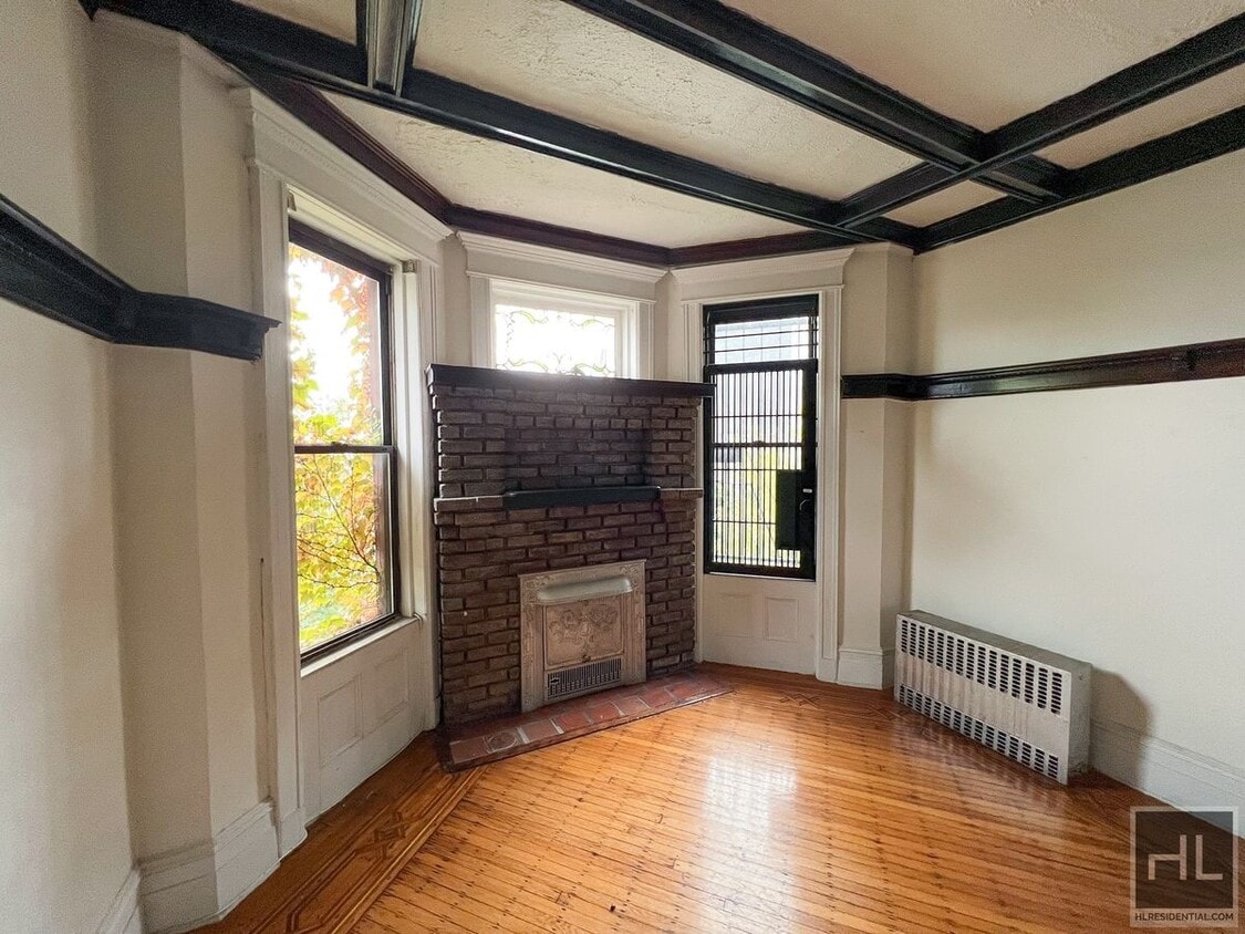 Primary Photo - Spacious 3 bedroom/1 Bathroom apt availabl...