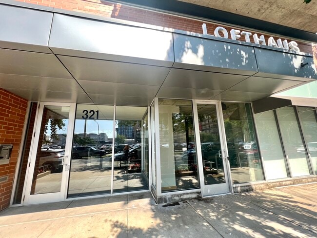 Building Photo - 321 S Sangamon St