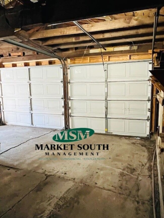 Foto del edificio - 3 Bedroom Beauty Loaded With Charm & Character