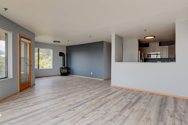 Building Photo - 2 Bed 2 Bath Water View Condo - Water/Sewe...