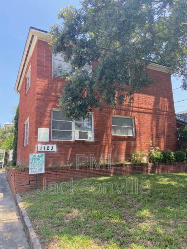 Primary Photo - 1123 Lasalle St