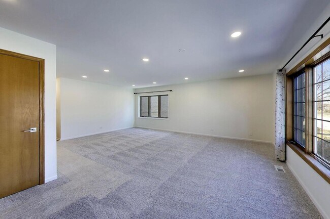 Building Photo - 1209 E Davis St