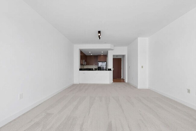 Building Photo - Prime Oakland 1-Bed Condo w/ Resort-Style Amenities & Utilities Included