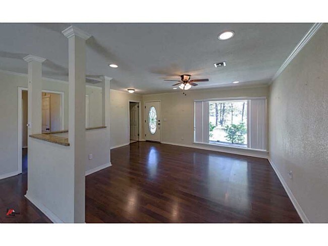 Building Photo - 4208 Wildwood Dr