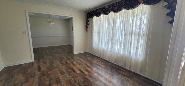 Foto del edificio - Beautiful 3 Bedro Brick Ranch Home w/ Bonus Room- Minutes from Interstate and Close to Shopping.