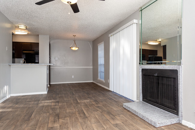 2HAB, 2BA - 832 ft² - Crossings at Irving Apartments