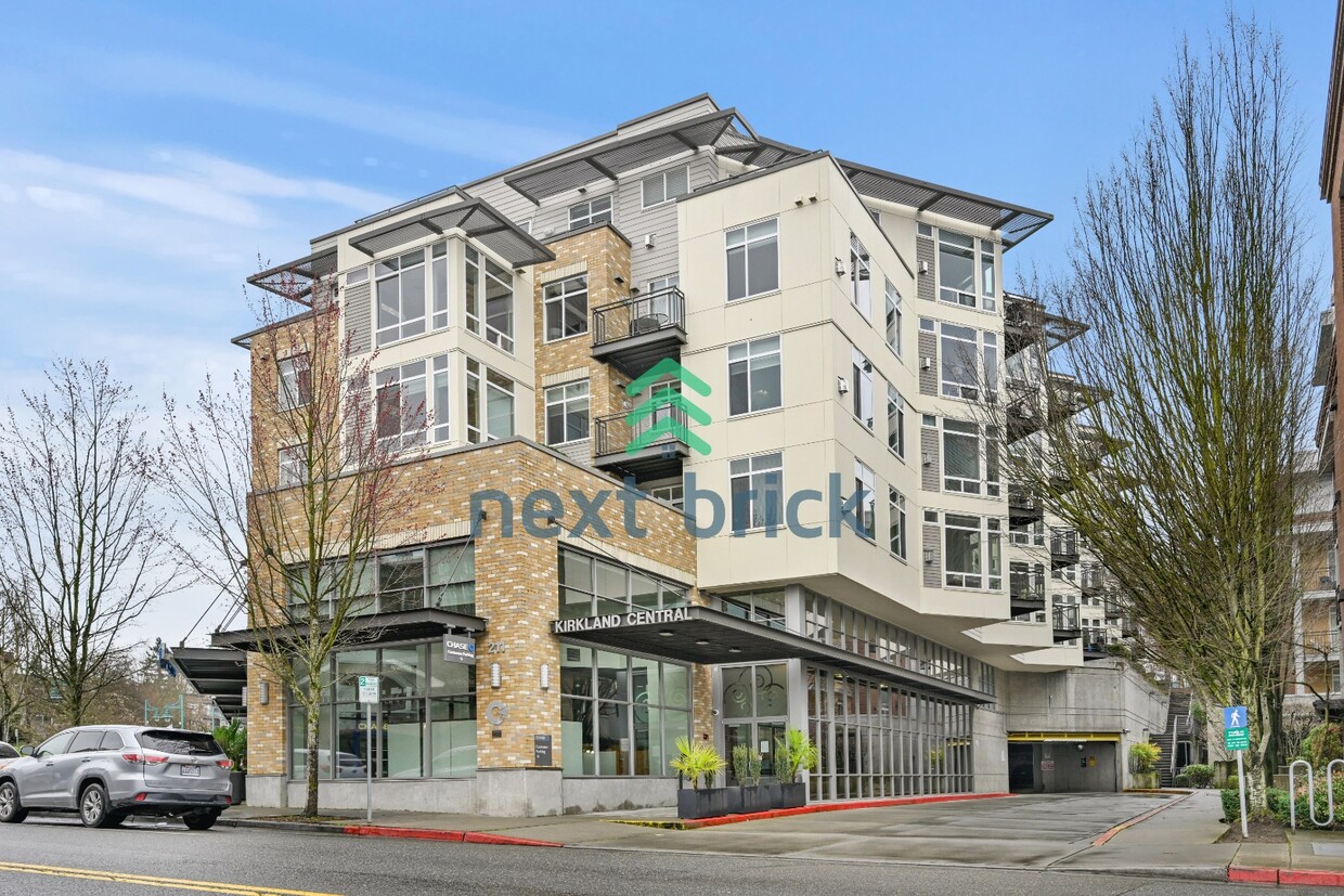 Beautiful 2BR + Den Condo with Garage Parking in Vibrant Downtown Kirkland - Beautiful 2BR + Den Condo with Garage Parking in Vibrant Downtown Kirkland