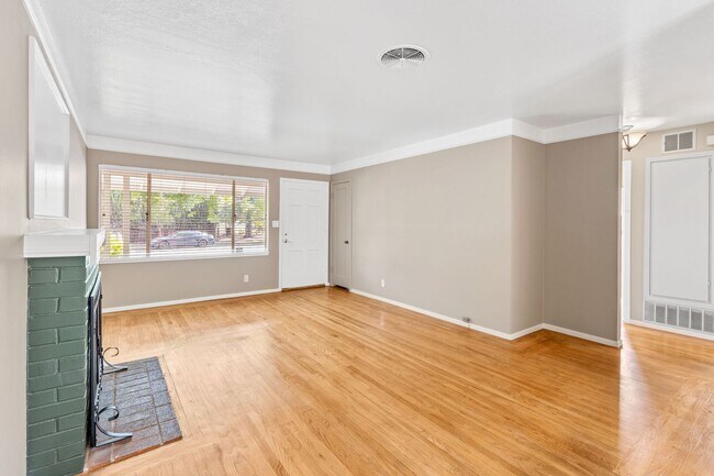 Building Photo - Charming Single-Level 3 Bedroom, 2 Bath Home