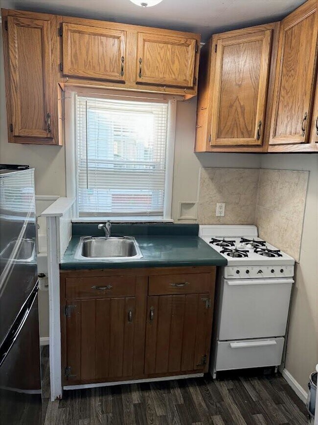 Kitchen - 529 McCourtie St