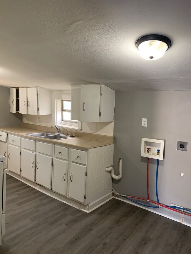 Building Photo - Available now  2 bedroom 1 bathroom home
