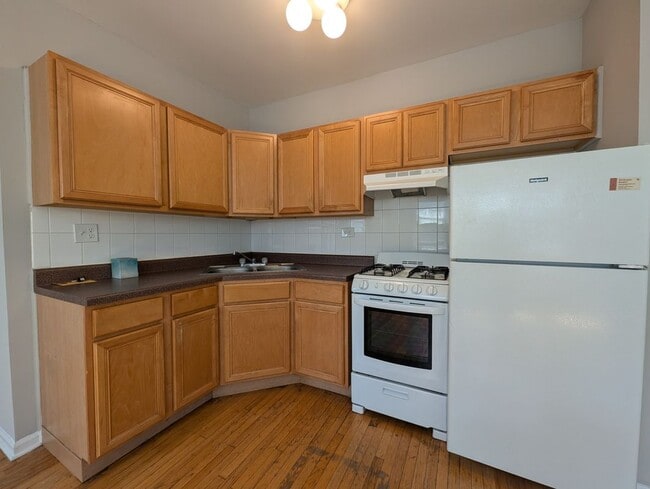 Building Photo - 910 W Dakin St